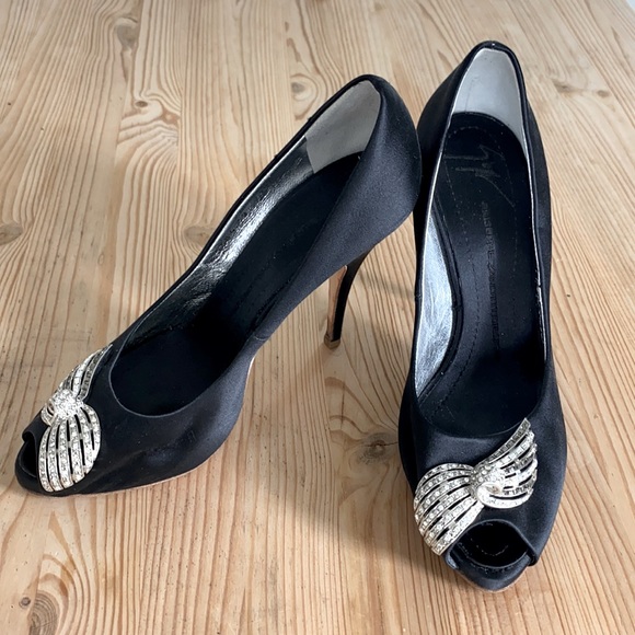 Gorgeous Giuseppe Zanotti Crystal Embellishments Pumps - Picture 4 of 9